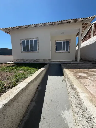Alugo casa 3 quartos, em condomínio.