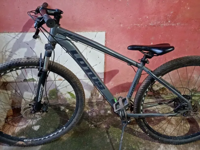 Bicicleta aro 29 usada poucas vezes, precisa trocar o passador de marcha traseiro 