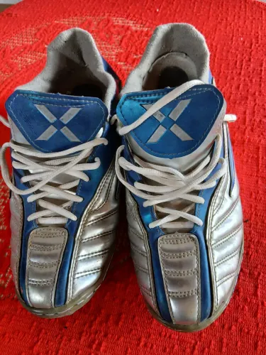 Chuteira umbro n44 solado foi costurado pra dar uma reforçada 