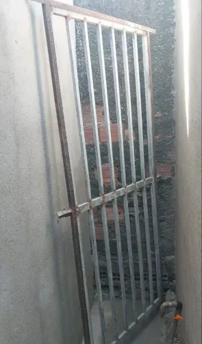 Vende-se Portão de ferro.