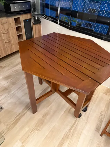 Mesa de madeira com 4 cadeiras