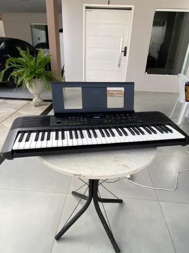 Teclado Arranjador Yamaha PSR-E283 possui 61 teclas e é ideal para iniciantes.