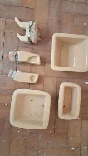 Conjunto louça, vaso sanitário, lavatório e utensílios retrô