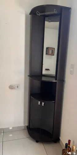 Cristaleira/barzinho de canto moderno
