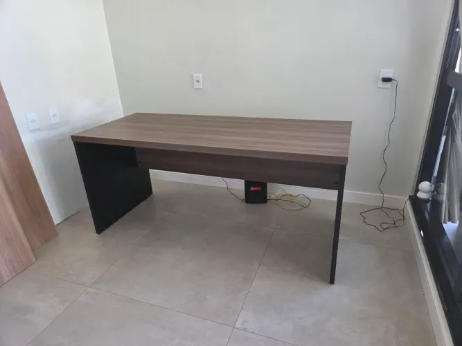 Mesa de escritório em madeira