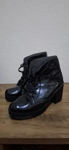 Bota em verniz 