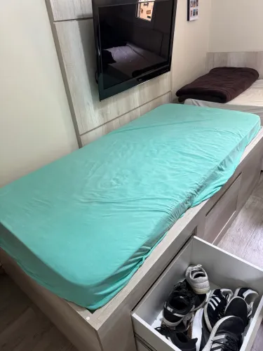 Cama Grande com gavetas