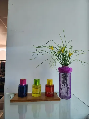 Kit Vaso com flores bandeja bambu 3 perfumes