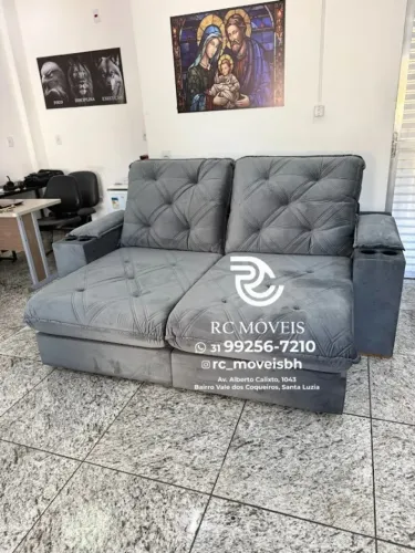 Sofá Retrátil Reclinável Cuiabá com Porta Copos D33 Molas Ensacadas