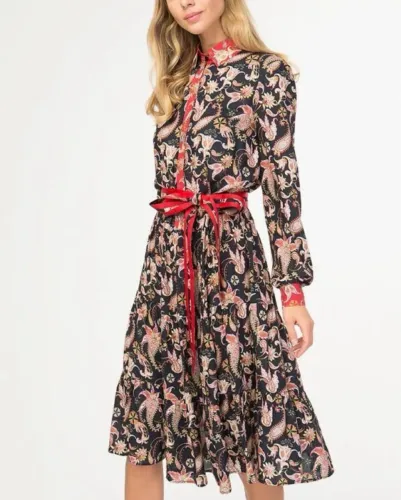 Vestido estampado com cinto vermelho