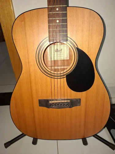 Vendo violão cort sem uso esta só de enfeite