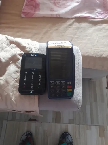 Duas maquininha de venda de modelo deferente
