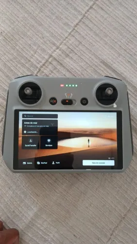 Controle de drone com tela integrada DJI