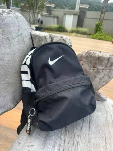 MINI MOCHILA NIKE EM PERFEITO ESTADO