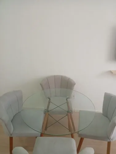 Mesa de vidro eames 100 cm. Obs: somente a mesa, não inclui cadeiras.