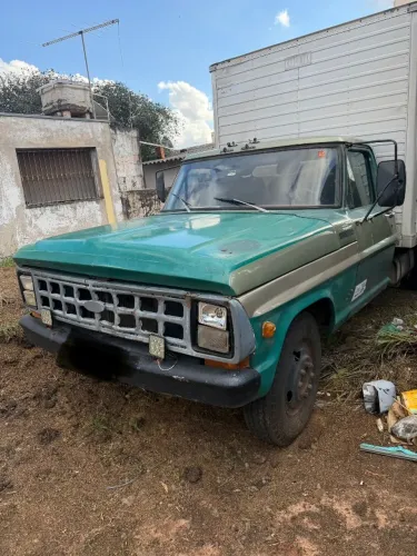 F4000 Baú  