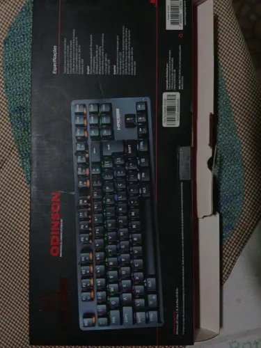 Teclado Mecânico OPLISON RGB Compacto para Jogos