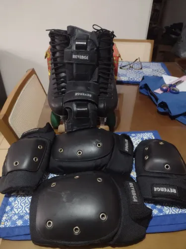 Patins sonata com acessórios e mochila.