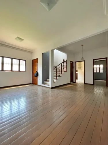 Casa com 3 Quartos e 2 banheiros à Venda, 180 m² por R$ 590.000
