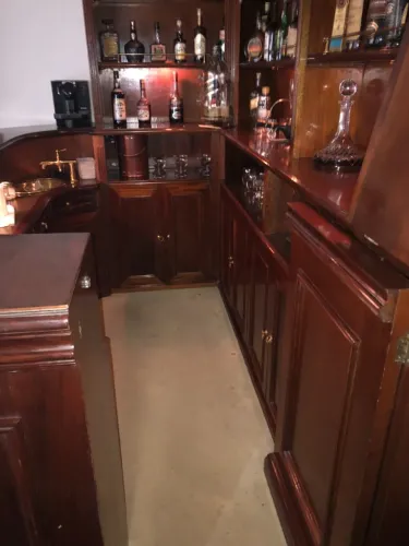 Bar em Mogno Maciço - Peça Exclusiva Sob Medida