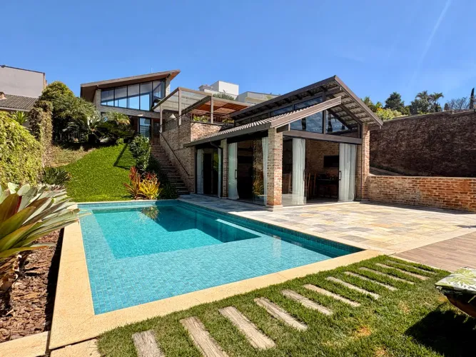 Casa 03 quartos com quintal gramado e piscina em condomínio fechado na Cidade Alta