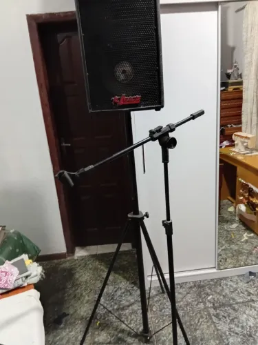 Pedestal com caixa para guitarra e voz