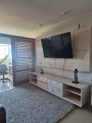 Excelente painel de parede com rack cor bege para sua casa
