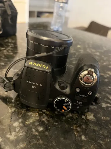 Câmera Fujifilm FinePix S2800HD 14MP + Bolsa e Cabos Originais