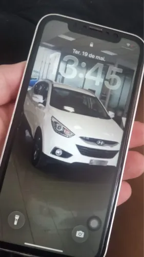 iPhone 11 na carcaça do 17