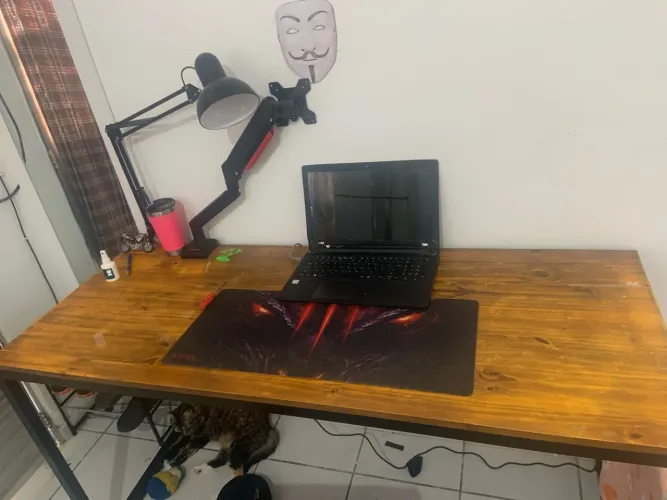 Mesa, braço articulado e filtro de linha