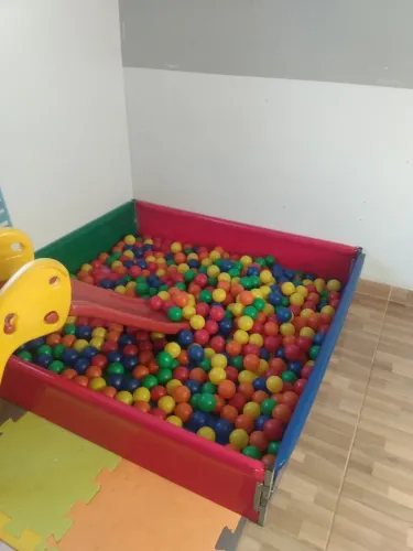 Piscina de bolinha e escorregador