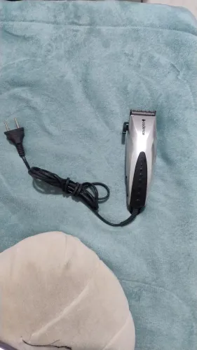 Máquina de cortar cabelo Cadence com pentes