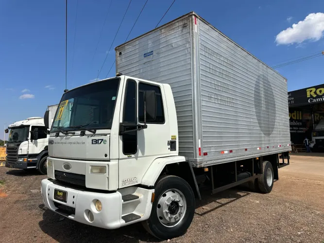 Ford Cargo 1317 ano:2011 baú alto assoalho na chapa