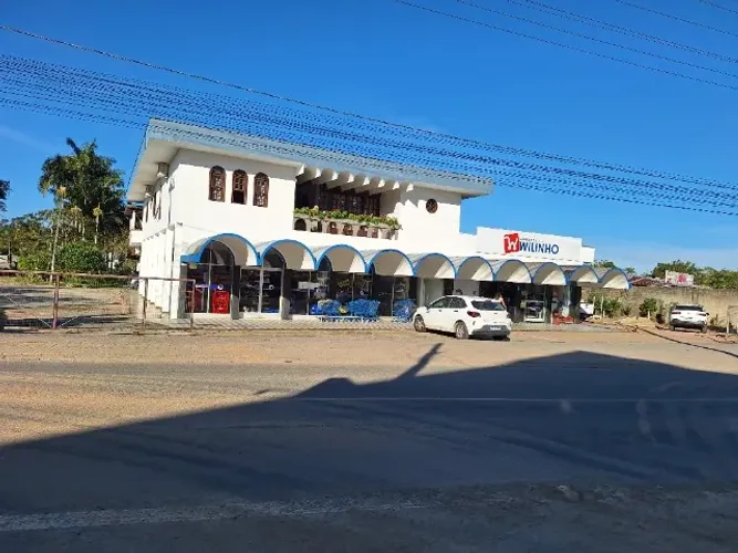 Terreno com mercado e 2 casas.