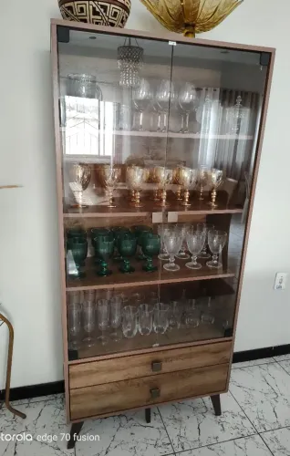 Vende-se cristaleira 2 portas de vidro e 2 gavetas