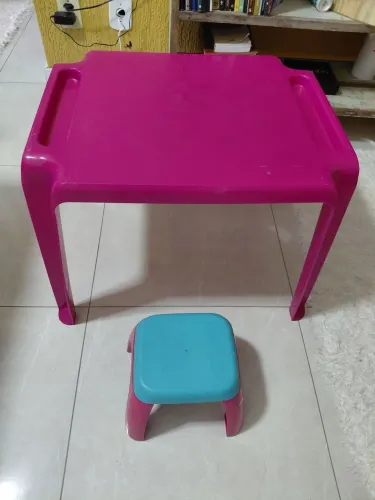 Mesinha e banquinho plástico infantil