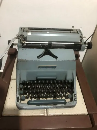 Máquina de datilografia de marca alemã,excelente para colecionador.