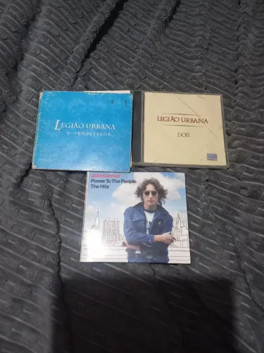 CDs legião e jhon lennon