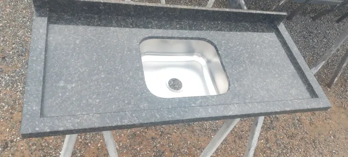 Bancada de Granito + cuba de inox Tramontina.  Não parcelo.
