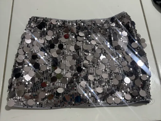 Mini saia prateada com short por baixo