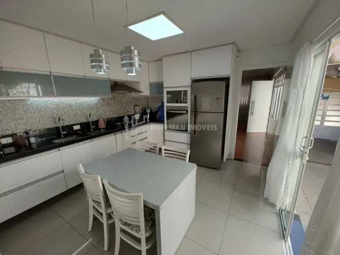 Casa térrea com salão de 60m² no fundo para ateliê ou oficina