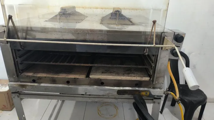 Forno industrial para pizzas, pães e massas. 