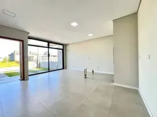 Casa 3 dormitórios vazia pronta para morar apenas 3 quadras do mar
