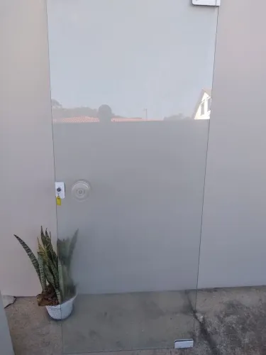Vendo porta de vidro .