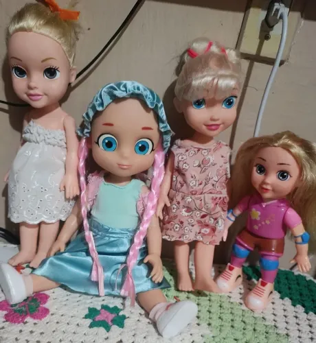Coleção princesas lindas ,vai com uma patinadora de brinde mas não funciona ela não patina