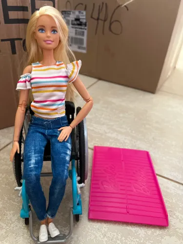 Barbie Cadeira De Rodas Loira/ completo