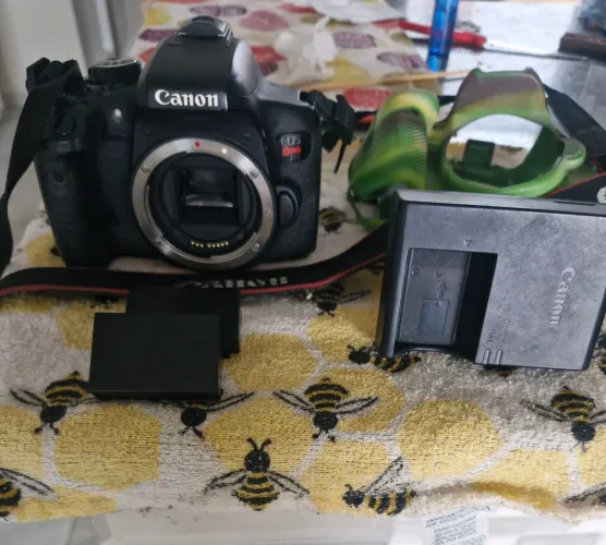 Câmera Cânon T6i corpo +2 baterias e brinde