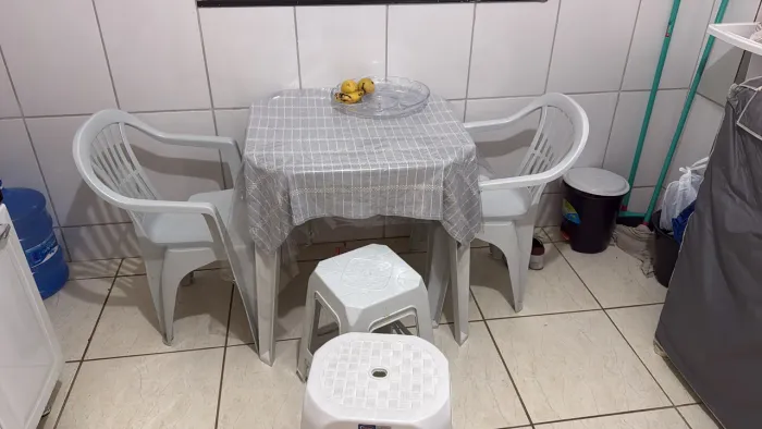 Mesa e cadeiras