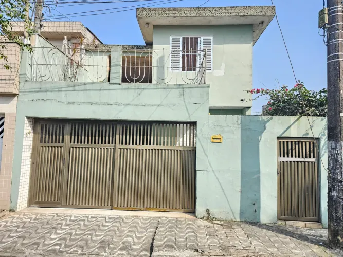Macuco - Sobrado com 2 dormitórios + 2 banheiros, vaga espaçosa para carro e moto, com áre