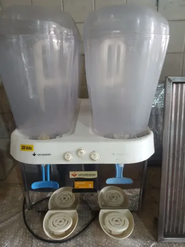Refresqueira .máquina de café e estufa